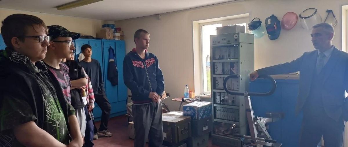 Школьники познакомились с работой центра организации воздушного движения в Сеймчане Школьники познакомились с работой центра организации воздушного движения в Сеймчане