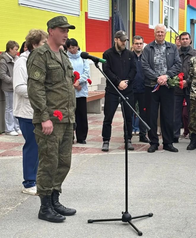 В поселке Ола открыли мемориальную доску памяти Героя России Ивана Кабанова В поселке Ола открыли мемориальную доску памяти Героя России Ивана Кабанова