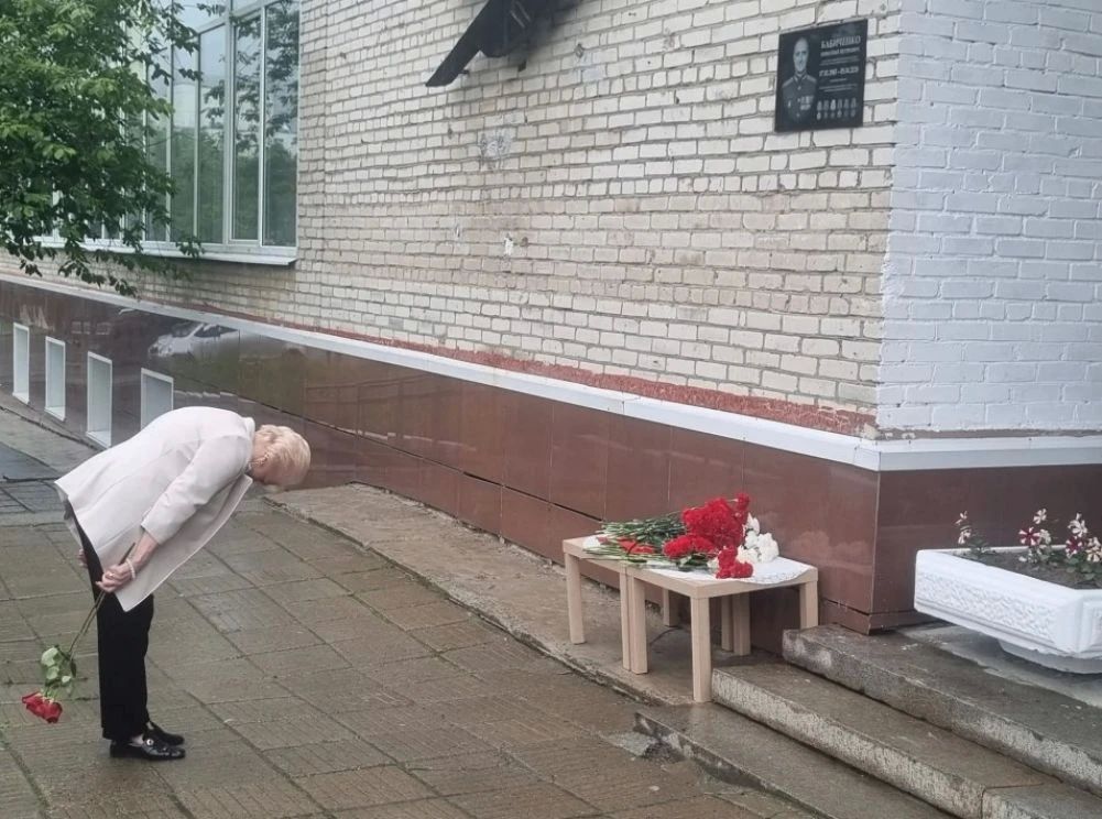 Мемориальную доску герою СВО Николаю Бабиченко открыли в магаданской библиотеке имени Пушкина Мемориальную доску герою СВО Николаю Бабиченко открыли в магаданской библиотеке имени Пушкина