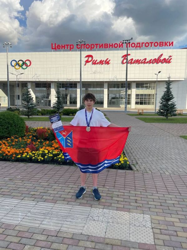В четвертый день Первенства России по плаванию магаданский спортсмен Артём Гальчин завоевал вторую серебряную медаль, показав время 1.52.51 секунды