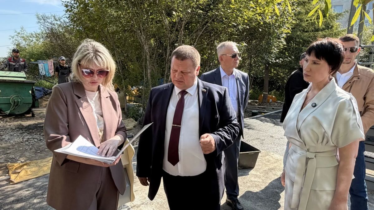 Депутаты Магаданской городской Думы и мэр Магадана проверили ход благоустройства детских площадок Депутаты Магаданской городской Думы и мэр Магадана проверили ход благоустройства детских площадок