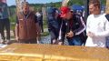 Торт в форме золотого слитка разрезают Губернатор Магаданской области и Первый заместитель председателя Магаданской областной Думы Александр Басанский