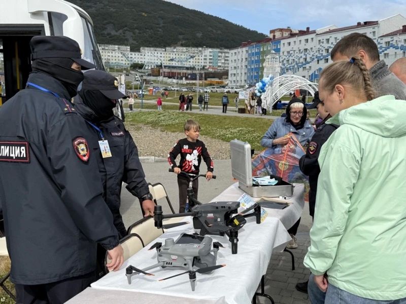В парке «Маяк» сотрудники УМВД России по Магаданской области встречали участников семейного фестиваля «Воздух-АРТ» В парке «Маяк» сотрудники УМВД России по Магаданской области встречали участников семейного фестиваля «Воздух-АРТ»