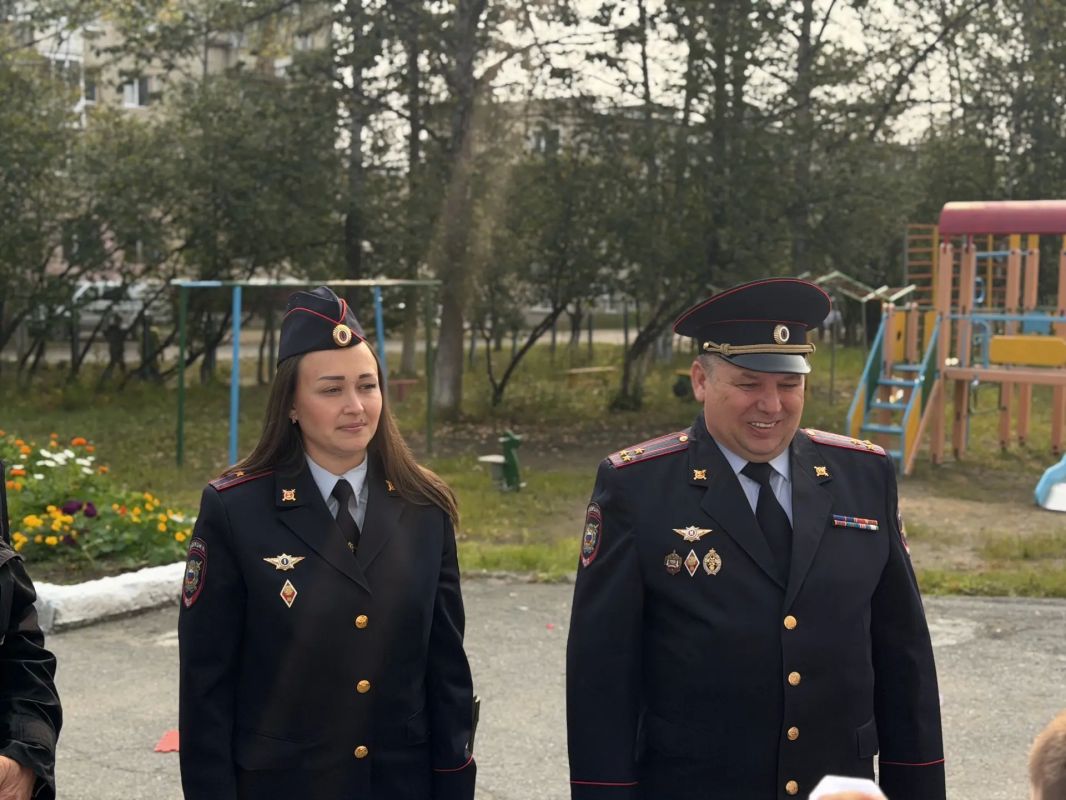 День знаний: полицейские и общественники Колымы поздравили подшефных в рамках Всероссийской акции «Помоги пойти учиться» День знаний: полицейские и общественники Колымы поздравили подшефных в рамках Всероссийской акции «Помоги пойти учиться»