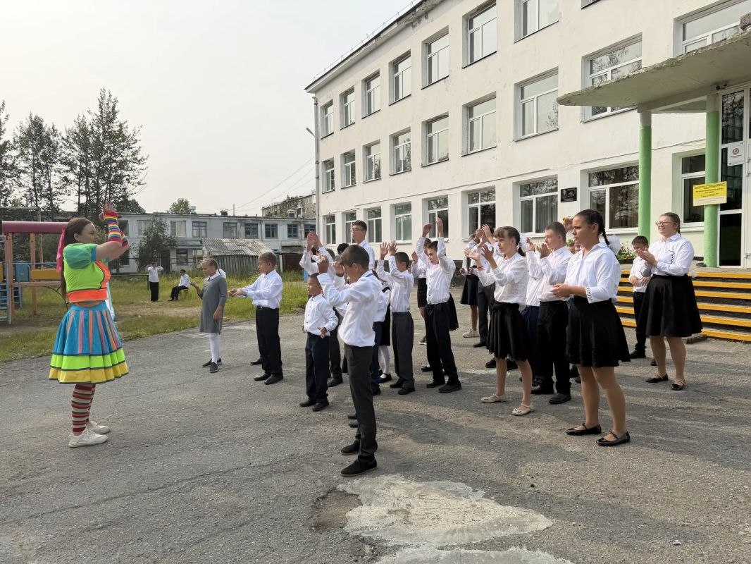 День знаний: полицейские и общественники Колымы поздравили подшефных в рамках Всероссийской акции «Помоги пойти учиться» День знаний: полицейские и общественники Колымы поздравили подшефных в рамках Всероссийской акции «Помоги пойти учиться»