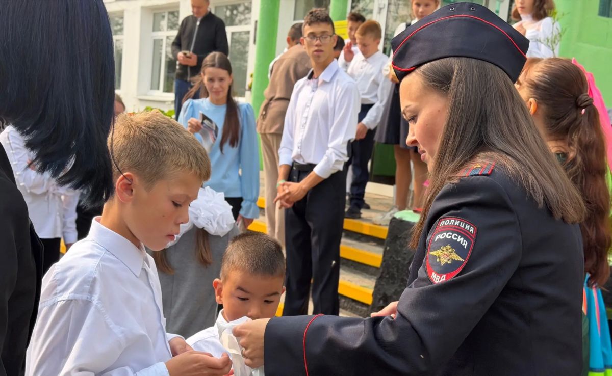 День знаний: полицейские и общественники Колымы поздравили подшефных в рамках Всероссийской акции «Помоги пойти учиться» День знаний: полицейские и общественники Колымы поздравили подшефных в рамках Всероссийской акции «Помоги пойти учиться»