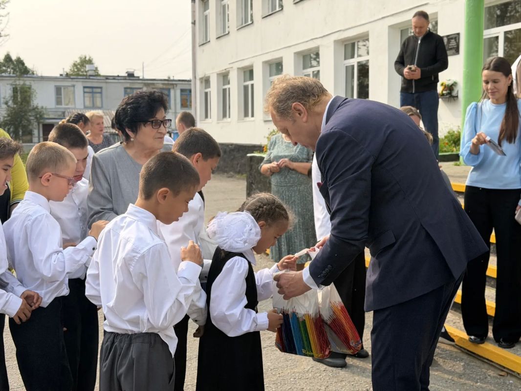 День знаний: полицейские и общественники Колымы поздравили подшефных в рамках Всероссийской акции «Помоги пойти учиться» День знаний: полицейские и общественники Колымы поздравили подшефных в рамках Всероссийской акции «Помоги пойти учиться»
