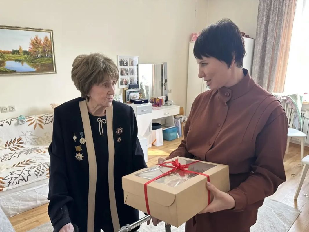 Лариса Поликанова: Сегодня с особой теплотой и трепетом поздравила нашу дорогую Тамару Константиновну Романову с 99летием! Лариса Поликанова: Сегодня с особой теплотой и трепетом поздравила нашу дорогую Тамару Константиновну Романову с 99летием!