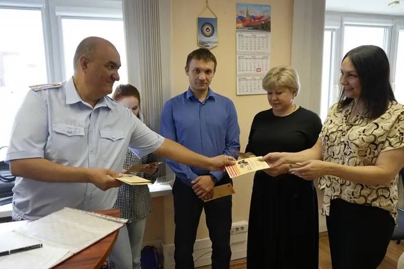 В рамках профилактической акции «Стоп: мошенник!» сотрудники органов внутренних дел Магаданской области провели встречи с трудовыми коллективами и рассказали гражданам о том, как не попасться на уловки киберпреступников В рамках профилактической акции «Стоп: мошенник!» сотрудники органов внутренних дел Магаданской области провели встречи с трудовыми коллективами и рассказали гражданам о том, как не попасться на уловки киберпреступников