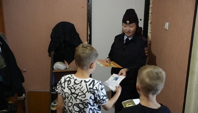 Помоги пойти учиться: полицейские и общественники поздравили юных магаданцев с Днем знаний Помоги пойти учиться: полицейские и общественники поздравили юных магаданцев с Днем знаний