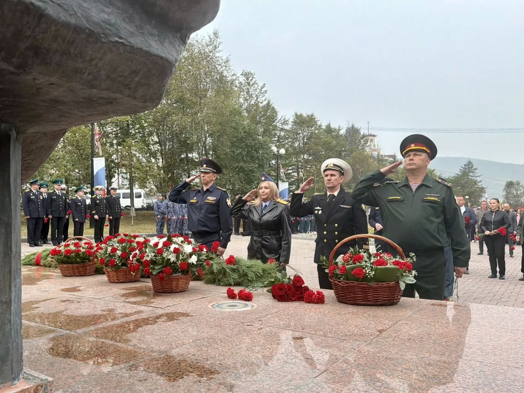 В Магадане росгвардейцы почтили память погибших героев и жертв терроризма В Магадане росгвардейцы почтили память погибших героев и жертв терроризма
