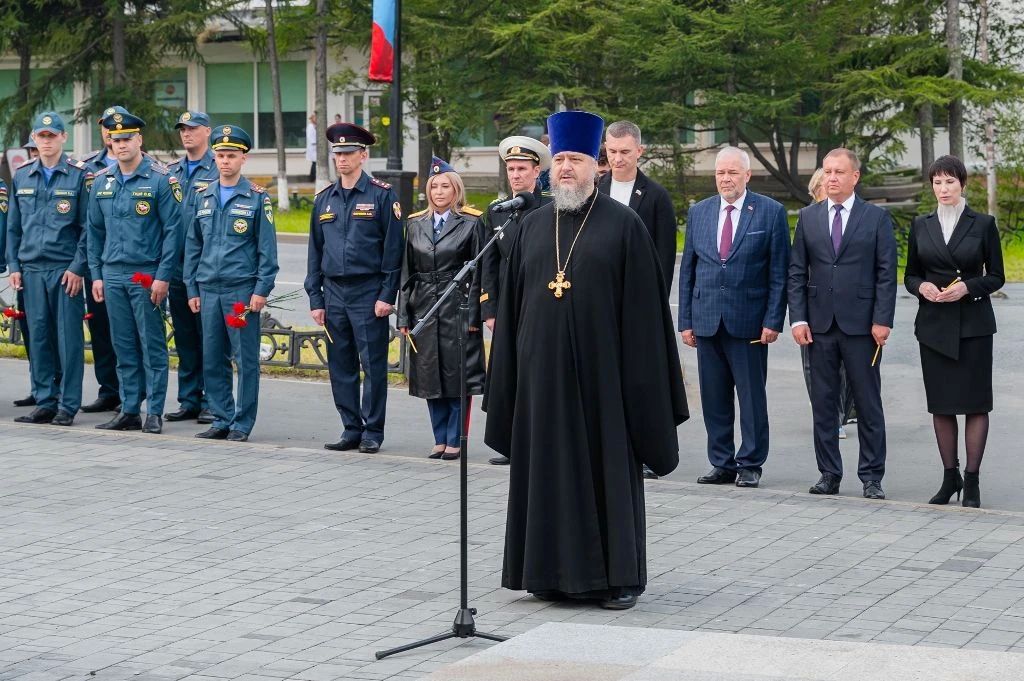 Магаданцы почтили память сотрудников правоохранительных органов, погибших при исполнении служебного долга и жертв терактов
