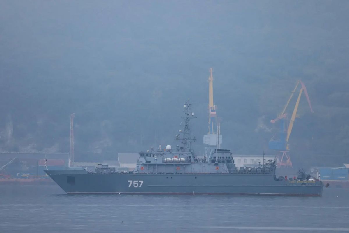 Тральщик «Анатолий Шлемов» с бортовым номером 757 зашел в бухту Нагаева Тральщик «Анатолий Шлемов» с бортовым номером 757 зашел в бухту Нагаева
