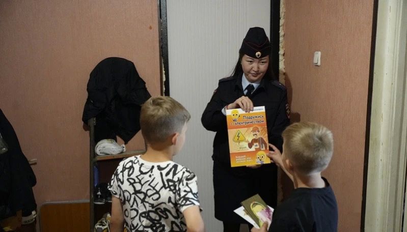 Помоги пойти учиться: полицейские и общественники поздравили юных магаданцев с Днем знаний Помоги пойти учиться: полицейские и общественники поздравили юных магаданцев с Днем знаний