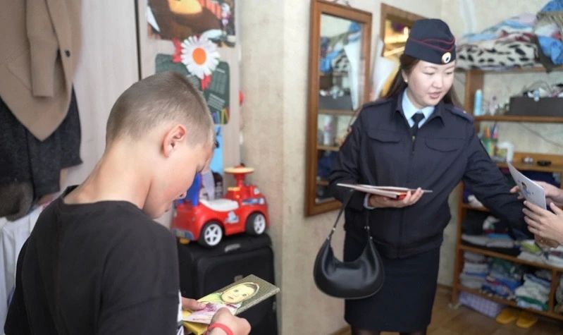 Помоги пойти учиться: полицейские и общественники поздравили юных магаданцев с Днем знаний Помоги пойти учиться: полицейские и общественники поздравили юных магаданцев с Днем знаний