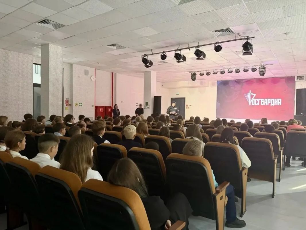 Офицеры СОБР и ОМОН провели урок безопасности для магаданских школьников Офицеры СОБР и ОМОН провели урок безопасности для магаданских школьников