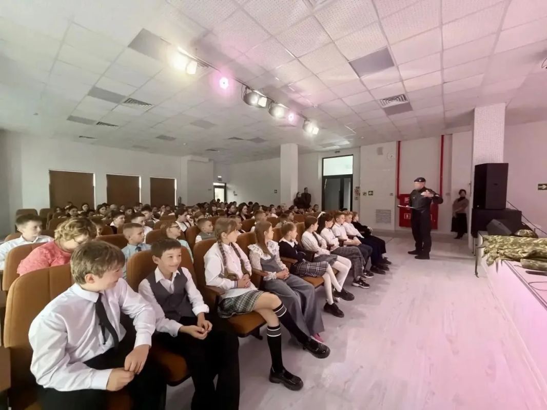 Офицеры СОБР и ОМОН провели урок безопасности для магаданских школьников Офицеры СОБР и ОМОН провели урок безопасности для магаданских школьников