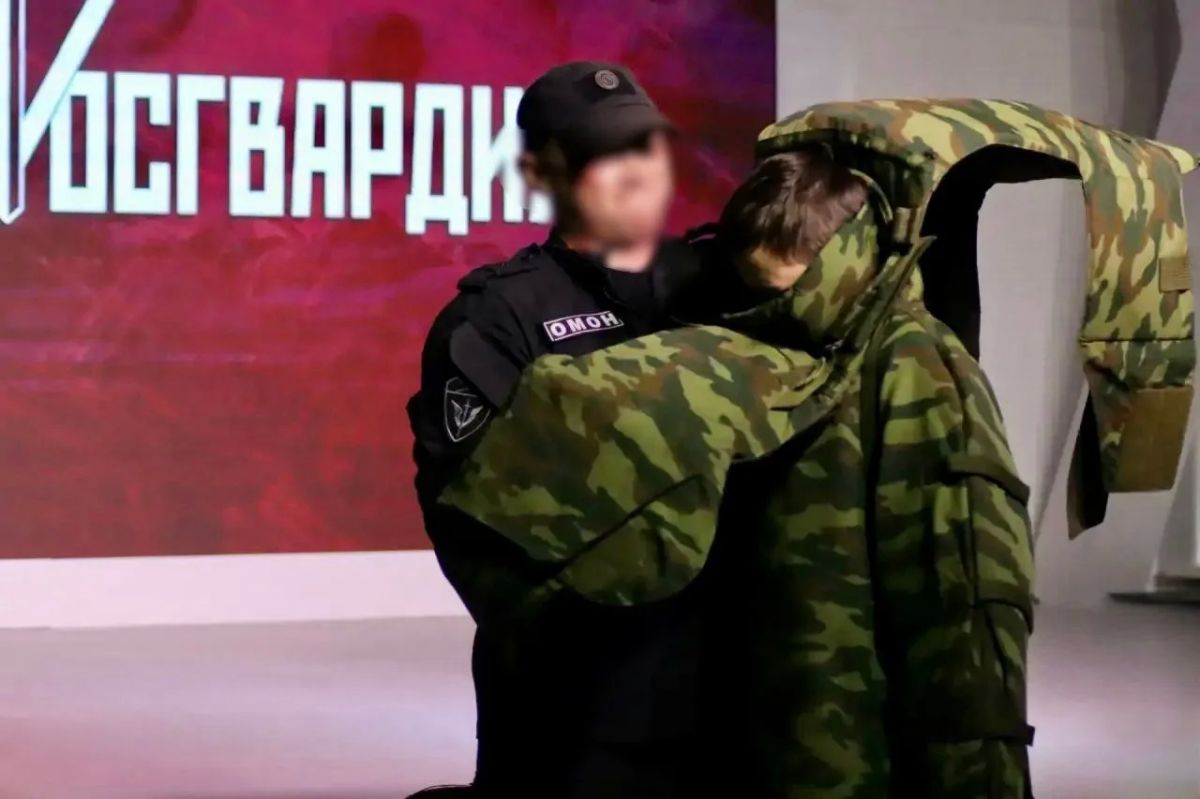 Офицеры СОБР и ОМОН провели урок безопасности для магаданских школьников Офицеры СОБР и ОМОН провели урок безопасности для магаданских школьников