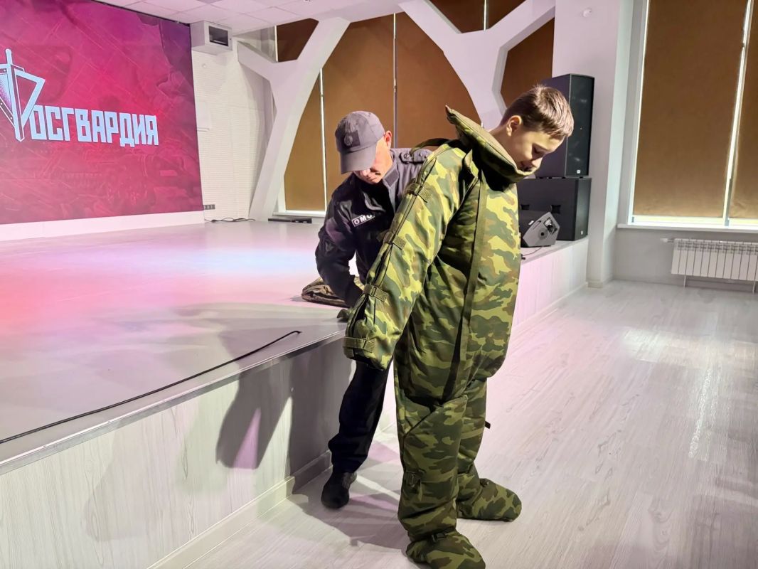 Офицеры СОБР и ОМОН провели урок безопасности для магаданских школьников Офицеры СОБР и ОМОН провели урок безопасности для магаданских школьников