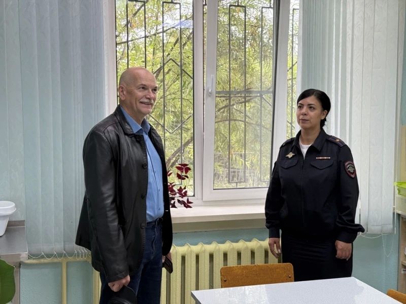 В День знаний детский омбудсмен и гражданский активист посетили магаданский Центр временного содержания несовершеннолетних правонарушителей УМВД В День знаний детский омбудсмен и гражданский активист посетили магаданский Центр временного содержания несовершеннолетних правонарушителей УМВД