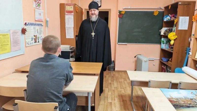 В День знаний детский омбудсмен и гражданский активист посетили магаданский Центр временного содержания несовершеннолетних правонарушителей УМВД В День знаний детский омбудсмен и гражданский активист посетили магаданский Центр временного содержания несовершеннолетних правонарушителей УМВД