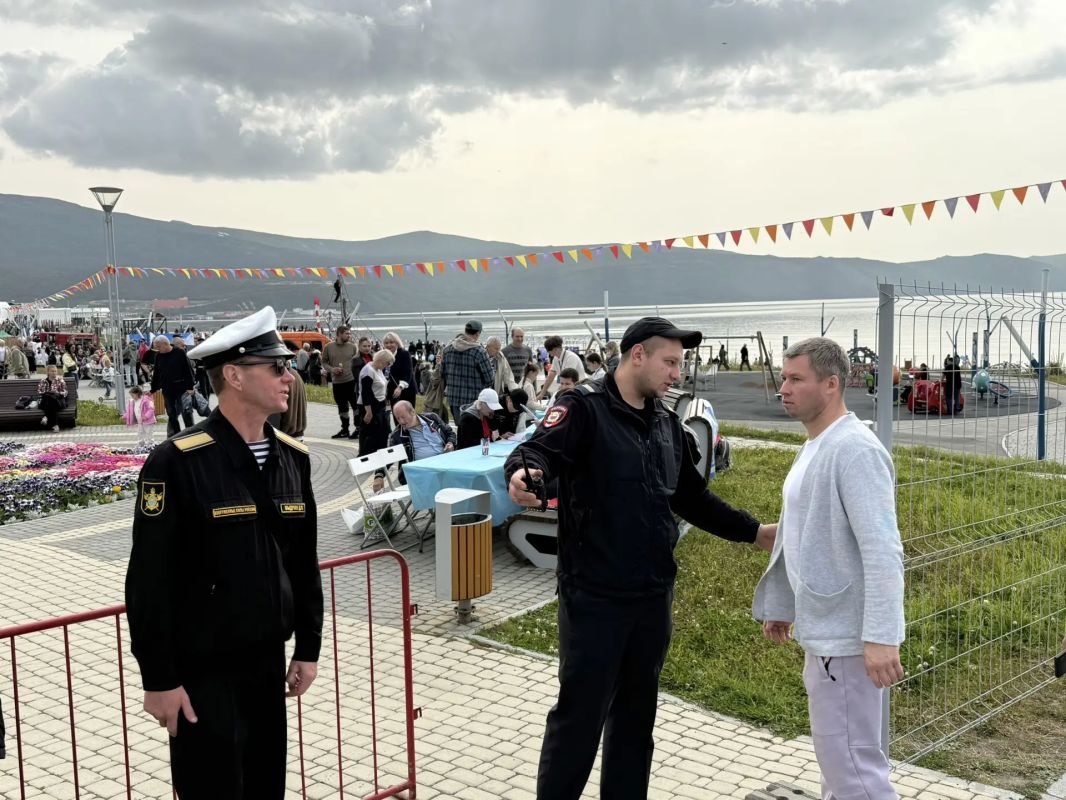 В Магадане в парке «Маяк» полицейские и общественники принимают участие в акции «Тихоокеанская слава В Магадане в парке «Маяк» полицейские и общественники принимают участие в акции «Тихоокеанская слава