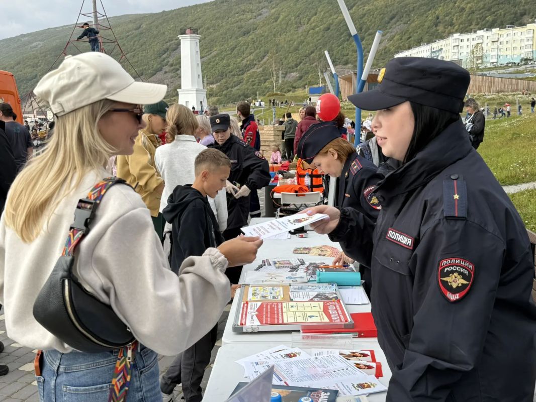 В Магадане в парке «Маяк» полицейские и общественники принимают участие в акции «Тихоокеанская слава В Магадане в парке «Маяк» полицейские и общественники принимают участие в акции «Тихоокеанская слава
