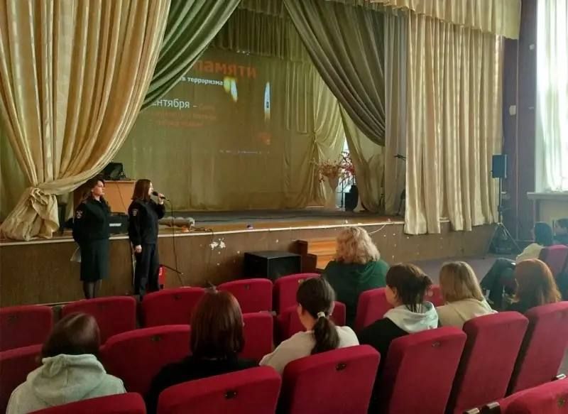 В Ольском округе Колымы полицейские провели для школьников мероприятия, приуроченные ко Дню солидарности в борьбе с терроризмом В Ольском округе Колымы полицейские провели для школьников мероприятия, приуроченные ко Дню солидарности в борьбе с терроризмом