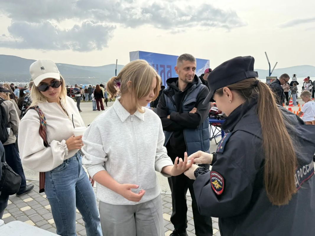 В Магадане в парке «Маяк» полицейские и общественники принимают участие в акции «Тихоокеанская слава В Магадане в парке «Маяк» полицейские и общественники принимают участие в акции «Тихоокеанская слава