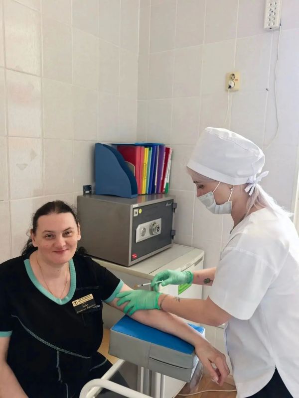 Сотрудники Магаданской областной больницы делают прививки от ГРИППа! Сотрудники Магаданской областной больницы делают прививки от ГРИППа!