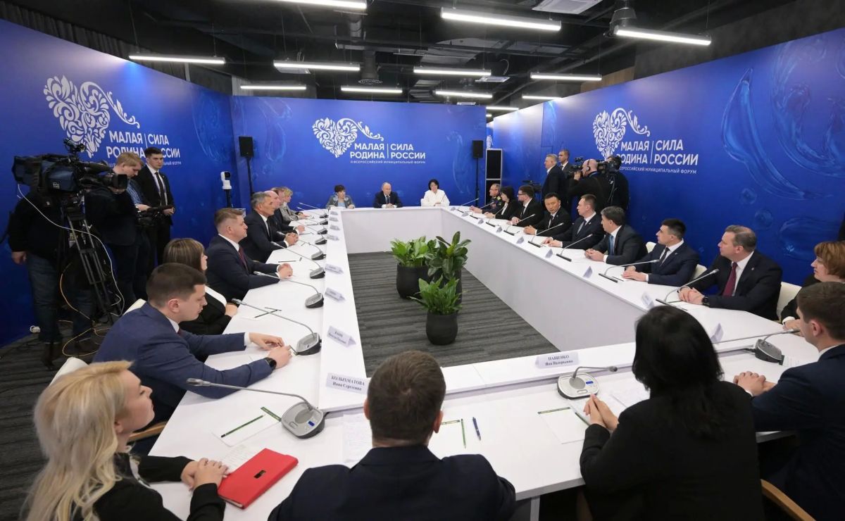 Владимир Путин подписал Указ о ежегодном проведении муниципального форума «Малая родина – сила России» и церемонии вручения премии «Служение» Владимир Путин подписал Указ о ежегодном проведении муниципального форума «Малая родина – сила России» и церемонии вручения премии «Служение»