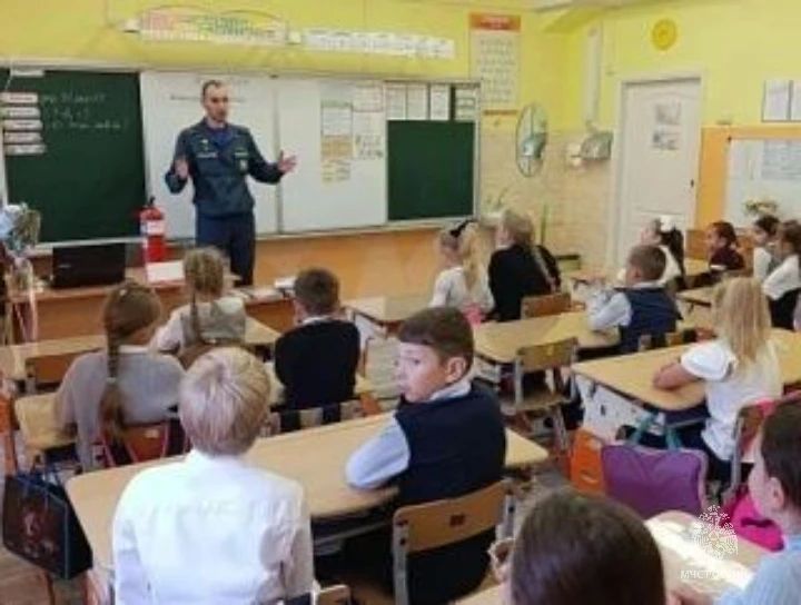 Уроки безопасности от МЧС: специалисты позаботились о защите школьников с первых дней учебного года Уроки безопасности от МЧС: специалисты позаботились о защите школьников с первых дней учебного года