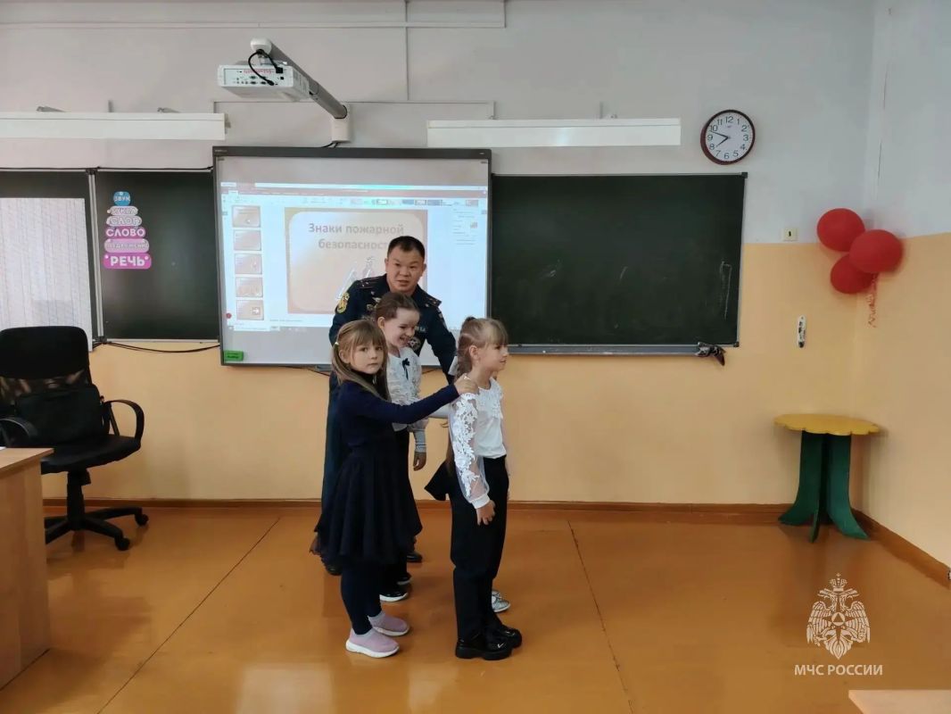 Уроки безопасности от МЧС: специалисты позаботились о защите школьников с первых дней учебного года Уроки безопасности от МЧС: специалисты позаботились о защите школьников с первых дней учебного года