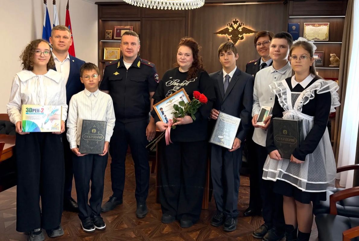 Представитель экспертно-криминалистического центра УМВД рассказала о преимуществах своей профессии и продемонстрировала ребятам специальный чемоданчик, с которым эксперты выезжают на места преступлений Представитель экспертно-криминалистического центра УМВД рассказала о преимуществах своей профессии и продемонстрировала ребятам специальный чемоданчик, с которым эксперты выезжают на места преступлений