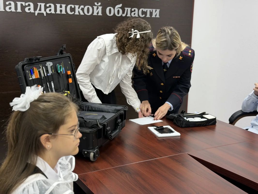 Представитель экспертно-криминалистического центра УМВД рассказала о преимуществах своей профессии и продемонстрировала ребятам специальный чемоданчик, с которым эксперты выезжают на места преступлений Представитель экспертно-криминалистического центра УМВД рассказала о преимуществах своей профессии и продемонстрировала ребятам специальный чемоданчик, с которым эксперты выезжают на места преступлений