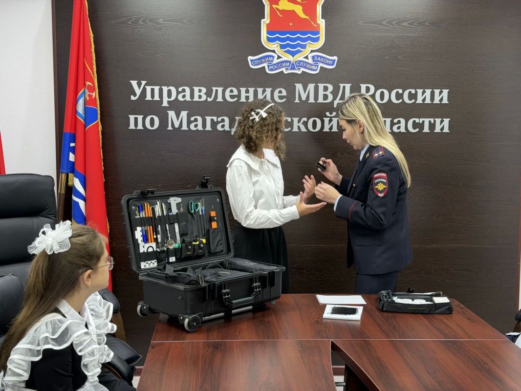 Представитель экспертно-криминалистического центра УМВД рассказала о преимуществах своей профессии и продемонстрировала ребятам специальный чемоданчик, с которым эксперты выезжают на места преступлений Представитель экспертно-криминалистического центра УМВД рассказала о преимуществах своей профессии и продемонстрировала ребятам специальный чемоданчик, с которым эксперты выезжают на места преступлений