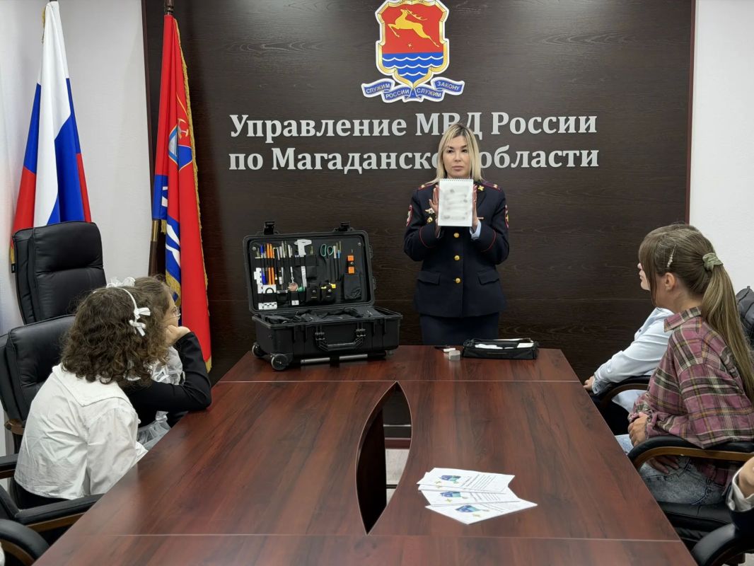 Представитель экспертно-криминалистического центра УМВД рассказала о преимуществах своей профессии и продемонстрировала ребятам специальный чемоданчик, с которым эксперты выезжают на места преступлений Представитель экспертно-криминалистического центра УМВД рассказала о преимуществах своей профессии и продемонстрировала ребятам специальный чемоданчик, с которым эксперты выезжают на места преступлений
