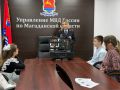 Представитель экспертно-криминалистического центра УМВД рассказала о преимуществах своей профессии и продемонстрировала ребятам специальный чемоданчик, с которым эксперты выезжают на места преступлений