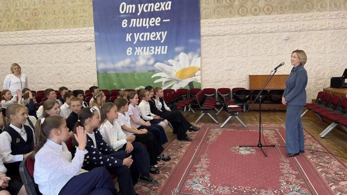 Министр природных ресурсов и экологии Магаданской области Наталья Морозова дала старт образовательной программе «Природоведение и регионоведение» для четвероклассников эколого-биологического лицея Министр природных ресурсов и экологии Магаданской области Наталья Морозова дала старт образовательной программе «Природоведение и регионоведение» для четвероклассников эколого-биологического лицея