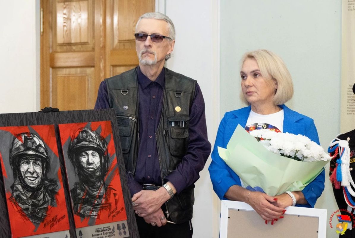 Выставка портретов павших Героев СВО открылась в театре Магадана Выставка портретов павших Героев СВО открылась в театре Магадана