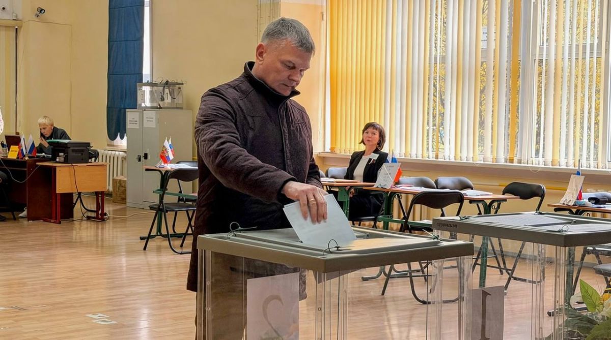 На УИК №5 во Дворце детского (юношеского) творчества проголосовал председатель Магаданской городской Думы Сергей Смирнов На УИК №5 во Дворце детского (юношеского) творчества проголосовал председатель Магаданской городской Думы Сергей Смирнов