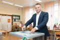 Руководитель фракции КПРФ в Магаданской областной Думе Сергей Гончаренко проголосовал на избирательном участке № 17, расположенном в школе № 18 областного центра