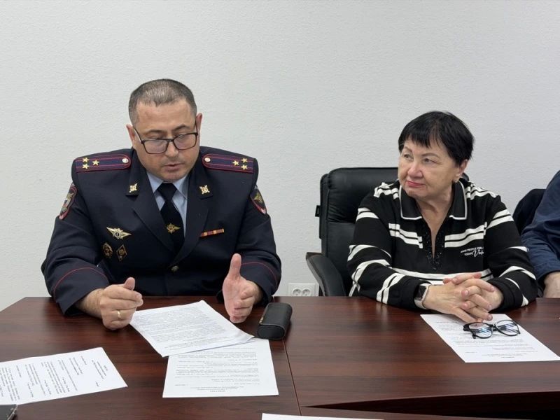 На Колыме полицейские и общественники обсудили вопросы профилактики правонарушений среди подростков, а также итоги летних акций На Колыме полицейские и общественники обсудили вопросы профилактики правонарушений среди подростков, а также итоги летних акций