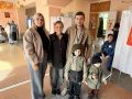 Многодетная семья Мишениных из Магадана пришла на выборы всем составом