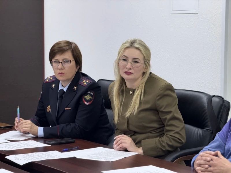 На Колыме полицейские и общественники обсудили вопросы профилактики правонарушений среди подростков, а также итоги летних акций На Колыме полицейские и общественники обсудили вопросы профилактики правонарушений среди подростков, а также итоги летних акций