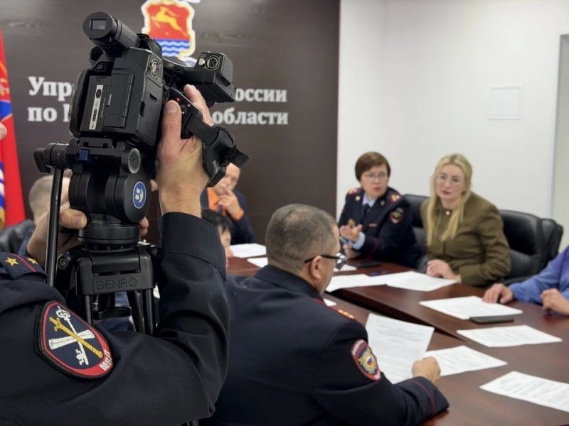 На Колыме полицейские и общественники обсудили вопросы профилактики правонарушений среди подростков, а также итоги летних акций На Колыме полицейские и общественники обсудили вопросы профилактики правонарушений среди подростков, а также итоги летних акций
