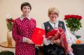 Директор гимназии № 30 Татьяна Фризон принимает поздравления с юбилеем