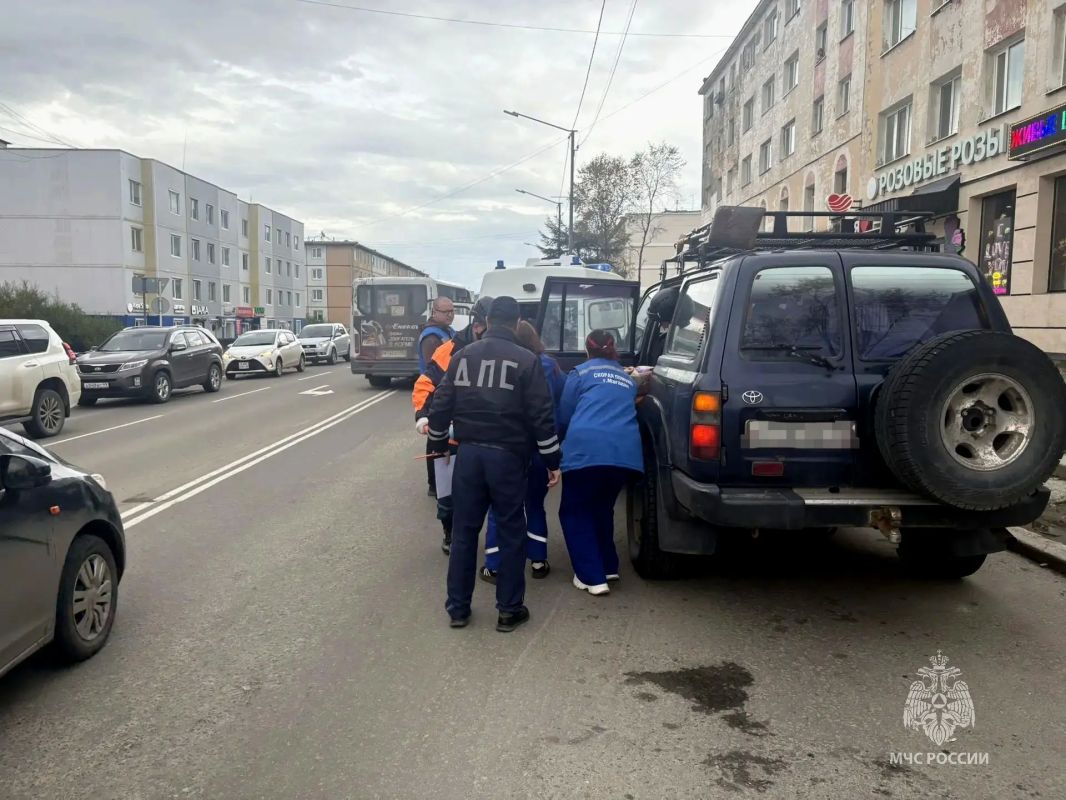 Спасатели в Магадане ликвидировали последствия ДТП Спасатели в Магадане ликвидировали последствия ДТП