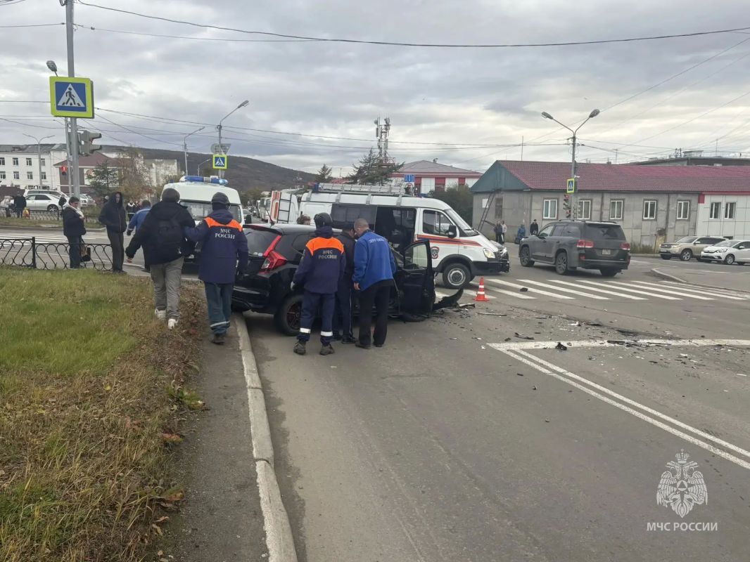 Спасатели в Магадане ликвидировали последствия ДТП Спасатели в Магадане ликвидировали последствия ДТП