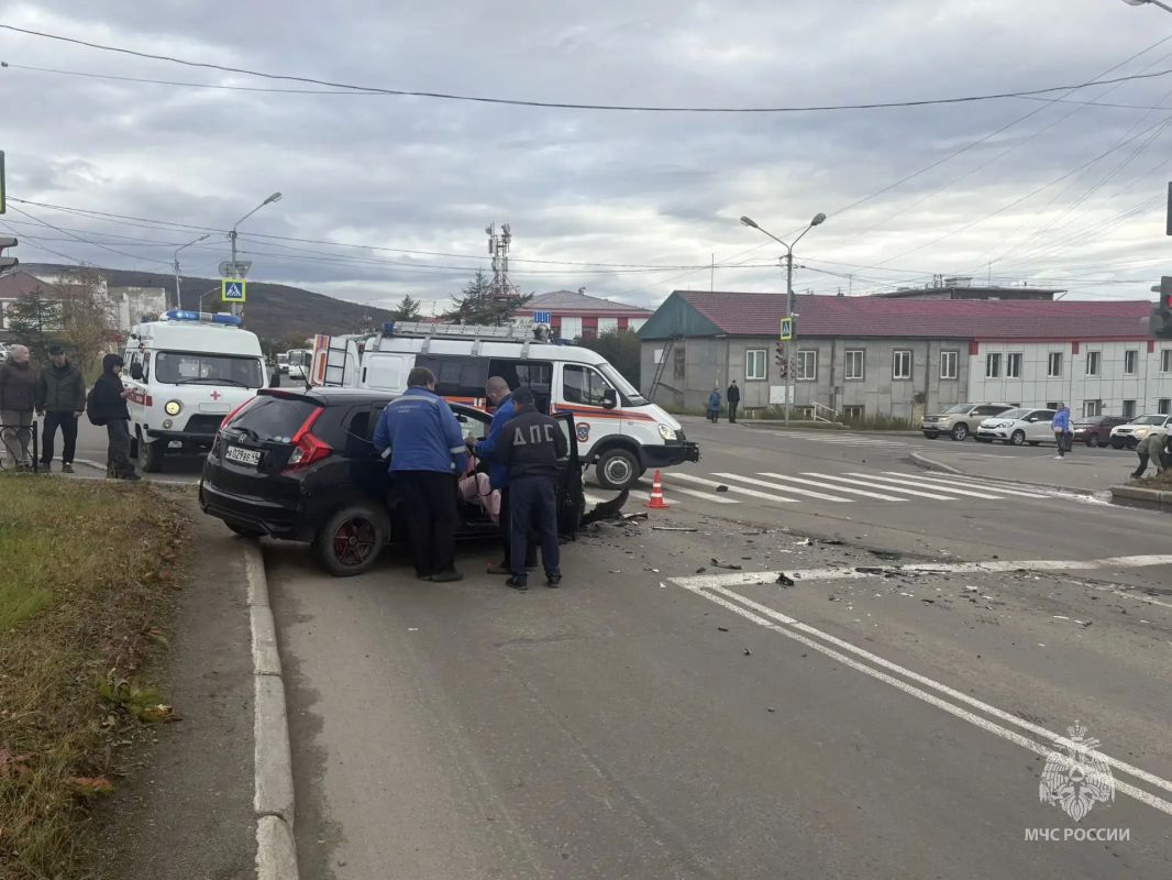 Спасатели в Магадане ликвидировали последствия ДТП Спасатели в Магадане ликвидировали последствия ДТП